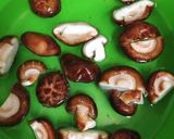 Hình bước làm 1 của món Bông Hẹ Xào Nấm Đông Cô