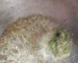 A picture of step 2 of Methi matar.