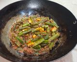 A picture of step 4 of Karahi bhindi.