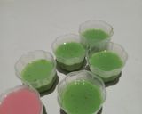 Foto langkah ke 6 dari resep Silky Puding Matcha Vla Stroberi.