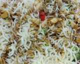 Gambar langkah 6 resipi Maggi Kari Goreng Udang / Sosej.