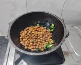 A picture of step 3 of Black Chana Sundal.
