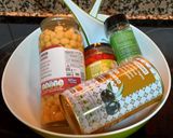 Foto del paso 1 de la receta: Ensalada de garbanzos de bote, piquillos y aceitunas negras