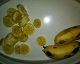 Foto langkah ke 2 dari resep Roti ice cream isi buah simple.