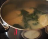 Foto del paso 1 de la receta: Sopa con gyozas y espinacas
