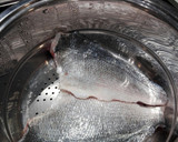 Foto del paso 3 de la receta: Tartar de manzana y rábano sobre filetes de dorada al vapor