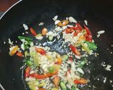 Foto langkah ke 2 dari resep Mie Nyemek Indomie Goreng.