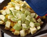 Фото кроку 3 до 🥒 Ніжний крем-суп з кабачків з куркою.