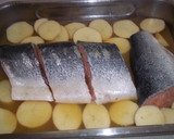 Foto del paso 6 de la receta: Salmón entero con almendras y patatas