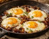 Foto del passaggio 9 della ricetta Uova sfiziose in padella con cipolla caramellata e crostini