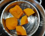 Une image de l'étape 1 de Linguines à la crème de butternut et miso au yuzu.
