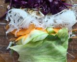 Foto langkah ke 3 dari resep Vietnamese spring rolls.