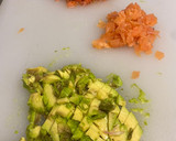 Foto del paso 1 de la receta: Tartar de tomate azul, aguacate y salmón ahumado