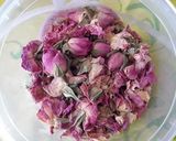 Foto del paso 2 de la receta Bizcocho de pétalos, rosas con azahar y agua de rosas