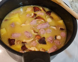 Foto del paso 4 de la receta: Patatas guisadas con salchichas frescas y setas shiitake