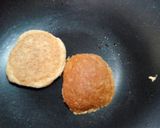 A picture of step 3 of Banana omelet burger.