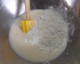 Foto del paso 2 de la receta: Bizcocho bicolor de vainilla y frutos rojos