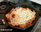 Hình bước làm 6 của món Mì UDon Xào Xúc Xích 소시지볶음 우동