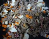 A picture of step 2 of Easy Sukiyaki-Style Beef Bowl with Scallions.