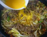A picture of step 5 of Easy Sukiyaki-Style Beef Bowl with Scallions.