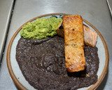 Foto del paso 3 de la receta: Salmón, guacamole 🥑 y frijoles negros refritos con manteca