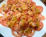 Foto del paso 3 de la receta: Carpaccio de Tomate con Salmón Ahumado, Parmesano y Salsa de Miel y Mostaza