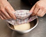 Vajas croissant recept fázis 2 fotója
