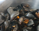 Foto del paso 1 de la receta: Mejillones de roca al Albariño con salsa picante
