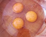 Foto del passaggio 3 della ricetta U pani bugghiutu - Pane cotto, uovo e prezzemolo