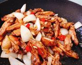 Hình bước làm 3 của món Cánh gà giữa xào mặn