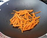 Foto del paso 4 de la receta: Wok de carne con ananá y cilantro