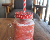Foto del paso 2 de la receta: Licuado de piña y frutilla al agua 🍹