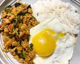 Foto langkah ke 5 dari resep Chicken Thai Basil with Sunnyside Egg🍳.
