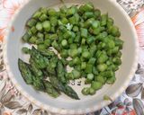 Foto del passaggio 2 della ricetta Orecchiette integrali con pancetta, asparagi e pomodori