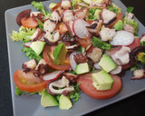 Foto del paso 4 de la receta: Ensalada de pulpo con tomate, aguacate y rabanitos