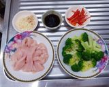 รูปขั้นตอนการทำที่ 1 ของ ไก่เส้นผัดพริกใส่บล็อกโคลี่