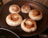 Foto del paso 7 de la receta: Champiñones rellenos de sofrito, y calabacines con aceite de ajos y pereji
