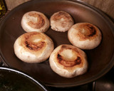 Foto del paso 7 de la receta: Champiñones rellenos de sofrito, y calabacines con aceite de ajos y pereji