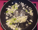 Foto del paso 3 de la receta: Repollo con atún arroz y yema de huevo(col)