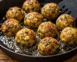 Foto del passaggio 4 della ricetta Polpette con bucce di fave