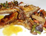 Foto del paso 5 de la receta: Chuletas de cerdo con mostaza, miel y salteado de verduras