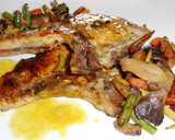 Foto del paso 5 de la receta: Chuletas de cerdo con mostaza, miel y salteado de verduras