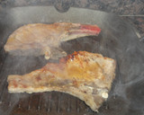 Foto del paso 3 de la receta: Chuletas de cerdo con mostaza, miel y salteado de verduras