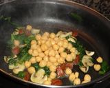Foto del paso 5 de la receta: Salteado de acelgas con garbanzos y chorizo