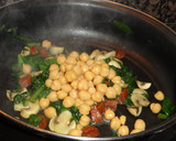 Foto del paso 5 de la receta: Salteado de acelgas con garbanzos y chorizo