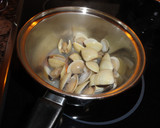 Foto del paso 1 de la receta: Rape con almejas en salsa verde