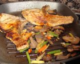 Foto del paso 4 de la receta: Chuletas de cerdo con mostaza, miel y salteado de verduras