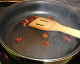 Foto del paso 2 de la receta: Salteado de acelgas con garbanzos y chorizo