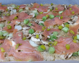 Foto del paso 3 de la receta: Pizza casera de salmón al limón con calabacin y queso cheddar