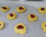 Foto del paso 4 de la receta: Cookies de avena con aroma de limón, mermelada de frambuesa y crema de cacahuete